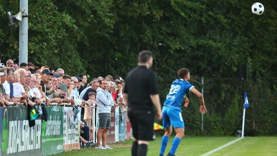 Volles Haus auf dem Gülser Sportplatz: Zum Eröffnungsspiel der Bezirksliga Mitte zwischen dem gastgebenden BSC und dem FC Metter