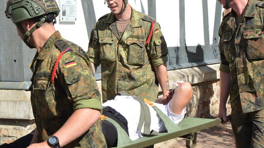 "Verletzt" wird Stadtchef Stefan Leukel nach der Rathausstürmung von den Sanitätern abtransportiert.
