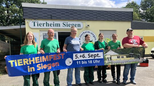 Das Tierheim-Team freut sich zusammen mit Tierheimleiter Tobias Neumann (rechts) auf das Sommerfest am 5. und 6. September. Inte Das Tierheim-Team freut sich zusammen mit Tierheimleiter Tobias Neumann (rechts) auf das Sommerfest am 5. und 6. September. Inte