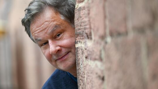 Der Mainzer Musik-Kabarettest Lars Reichow nimmt in seinem aktuellen Bühnenprogramm „Boomerland“ die eigene Generation und ihre