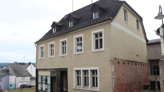 Ein Teil der Gebäude und des Grundstücks an der Thalfanger Hauptstraße, das jetzt zum Verkauf steht.