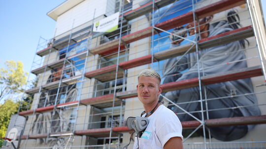 Graffiti-Künstler Christoph Hartmann gestaltet mit seinen Spraydosen am liebsten Porträts. So auch hier an der Fritz-Straßmann-S