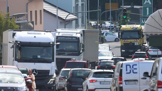 Lkw im Sekundentakt: Viele Straßenhauser hoffen schon lange auf Entlastung durch die Ortsumgehung. Vor dem Beschluss der Planung Lkw im Sekundentakt: Viele Straßenhauser hoffen schon lange auf Entlastung durch die Ortsumgehung. Vor dem Beschluss der Planung