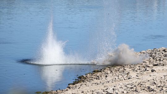 Der Moment, in dem die Gewehrgranate im Rhein in Pfaffendorf gesprengt wurde