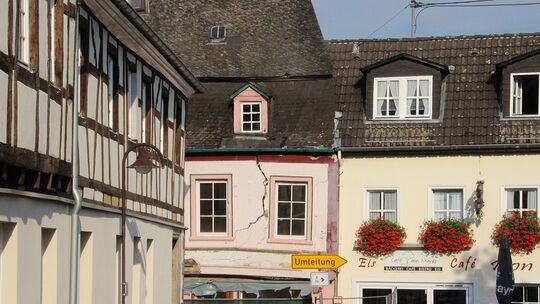 Das Haus Frankfurter Straße 42 wird abgerissen. Damit tut sich die nächste Baulücke in Unkel auf. Das Haus Frankfurter Straße 42 wird abgerissen. Damit tut sich die nächste Baulücke in Unkel auf.