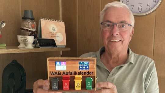 Auf seinen digitalen Müllkalender ist Herbert Orthey besonders stolz. Damit weiß er immer genau, welche Tonne er wann an die Str