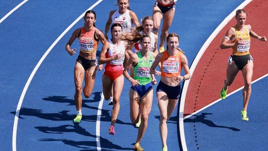 Bitteres EM-Aus für Majtie Kolberg (rechts). Die Athletin der LG Kreis Ahrweiler verlässt beim Vorlauf über 800 Meter die Bahn u