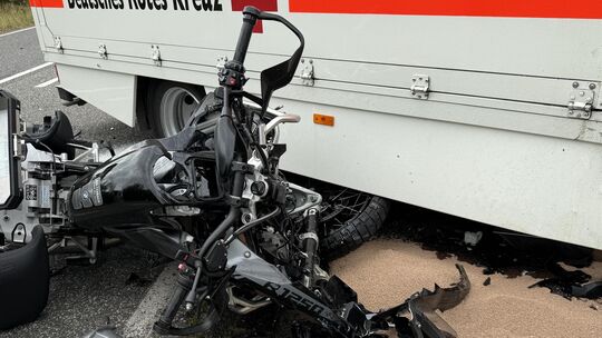 Bei einem tragischen Unfall auf der K19 bei Vettelschoß sind am Sonntag ein Motorradfahrer und seine Beifahrerin gestorben. Sie Bei einem tragischen Unfall auf der K19 bei Vettelschoß sind am Sonntag ein Motorradfahrer und seine Beifahrerin gestorben. Sie