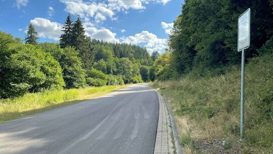 In kürzestem Abstand stehen die Hinweisschilder auf den Truppenübungsplatz zum dort gültigen militärischen Sicherheitsbereich en In kürzestem Abstand stehen die Hinweisschilder auf den Truppenübungsplatz zum dort gültigen militärischen Sicherheitsbereich en