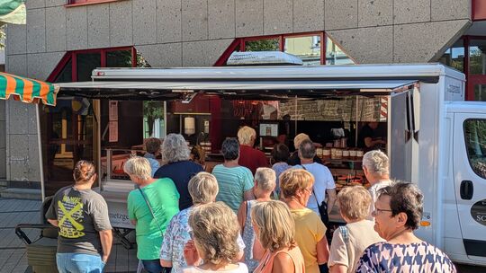 Der Andrang am neuen Metzgerstand auf dem Betzdorfer Wochenmarkt am Dienstagvormittag hat über Stunden nicht abgenommen. Der Andrang am neuen Metzgerstand auf dem Betzdorfer Wochenmarkt am Dienstagvormittag hat über Stunden nicht abgenommen.