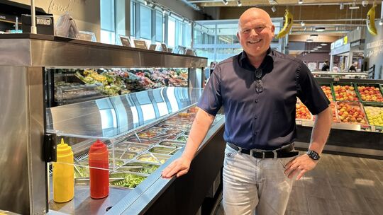 Karl-Heinz Fellenzer hat seinen 1600 Quadratmeter großen Edeka-Markt vor drei Jahren eröffnet. Gerade hat er 100.000 Euro in Mod