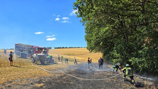Mit Tanklöschfahrzeugen rückten zahlreiche Feuerwehrkräfte in Griebelscheid an, nachdem die Leitstelle wegen mehrerer Notrufe di