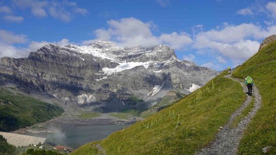 Frühmorgens beim Aufstieg über dem See von Salanfe bieten die frisch verschneiten Dents in der Sonne ein eindrucksvolles Bild.