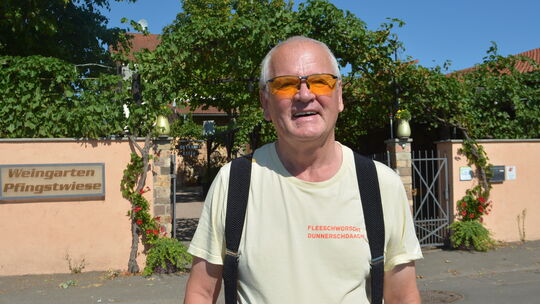 Rolf Lichtenberg hier vor seinem Weingarten trägt nicht nur das T-Shirt mit der Aufschrift Fleeschworschtdunnerschdaach, er hat