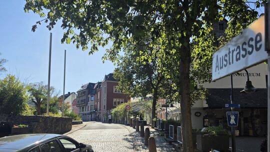Die Austraße ist aktuell wegen der Arbeiten auf der Naheüberbauung in Höhe der Kreissparkasse in beide Fahrtrichtungen befahrbar Die Austraße ist aktuell wegen der Arbeiten auf der Naheüberbauung in Höhe der Kreissparkasse in beide Fahrtrichtungen befahrbar