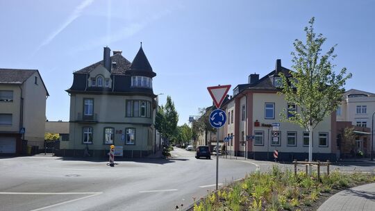 Seit einigen Jahren läuft der Verkehr in Richtung Braubach durch die Adolfstraße. Die Bürgerinitiative möchte dies ändern.
