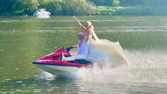 Im Hochzeitskleid auf dem Jetski über die Mosel: Das macht nicht jeder. Peter und Sandra Kolfenbach aber eben schon. Auf dem Cam