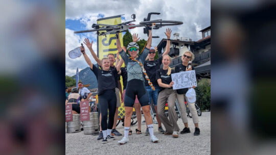Nach der Zielankunft ist die Freude über den DM-Titel groß bei Selina Knaul und ihrer Crew, die sie auf den 1130 Kilometern quer