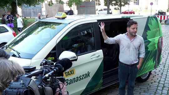 Wahlkampf: Grünen-Chef wird zum Taxifahrer Wahlkampf: Grünen-Chef wird zum Taxifahrer