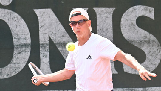 Markus Schmitt holt zur Vorhand aus: Der Lokalmatador des TC Bad Breisig verlor im Finale der 55er-Nebenrunde gegen Klaus Prange