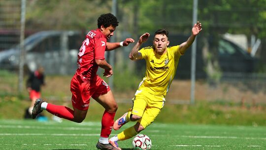 Zavier Ghebrezghi (rotes Trikot, hier im Duell mit Wiesbachs Yannik Haupts) stand in der vergangenen Spielzeit schon bei Rot-Wei Zavier Ghebrezghi (rotes Trikot, hier im Duell mit Wiesbachs Yannik Haupts) stand in der vergangenen Spielzeit schon bei Rot-Wei