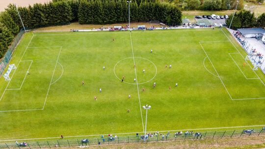Das Schmuckstück des FC Peterswald-Löffelscheid: Im Jahr 2020 wich der Hartplatz einem Rasen, dem „grünen Teppich vom Hunsrück“,