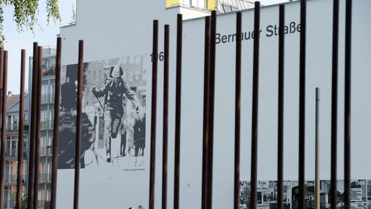 Berühmter Platz für ein berühmtes Foto: An der Mauergedenkstätte an der Bernauer Straße in Berlin ist die geglückte Flucht des D