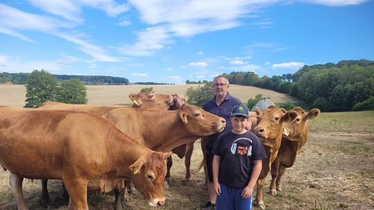Die Wiese ist vertrocknet, die Futtersituation für das Vieh entsprechend schwierig: Kreislandwirt Jürgen Engel steht mit Sohn Le