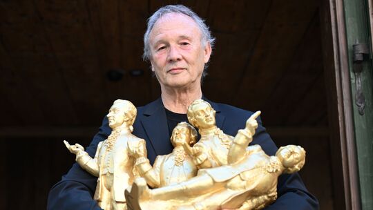 Salzburg feiert 270. Geburtstag Mozarts mit goldenen Figuren Salzburg feiert 270. Geburtstag Mozarts mit goldenen Figuren