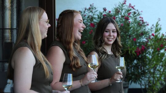 Die künftigen Weinmajestäten (von links) Anna-Lena Hafner, Julia Schriek und Lara Wintermeyer übernehmen das Zepter in Rheinbroh