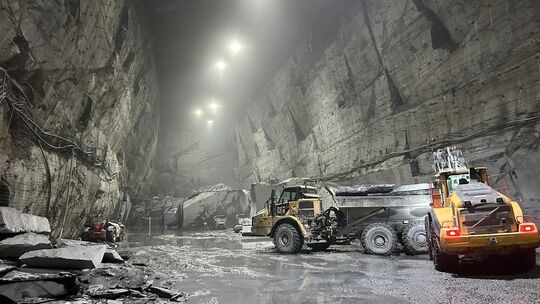 Überwiegend wird in Spanien oberflächennah abgebaut, aber auch unter Tage wird mit schwerem Gerät Schiefer gebrochen und abtrans