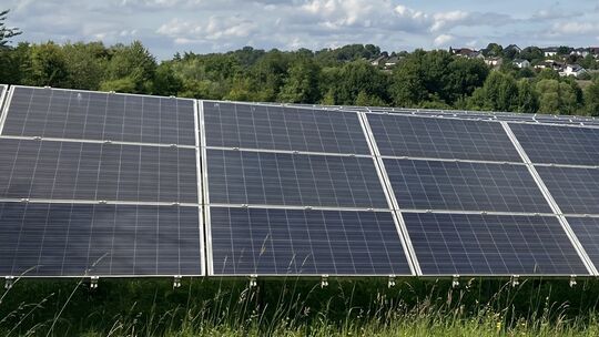 Symbolbild: Seit 2021 laufen in Altendiez die Vorbereitungen für den Bau einer PV-Freiflächenanlage, die etwa 3600 Haushalte mit