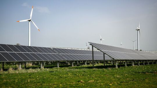 Windräder hinter Solaranlagen