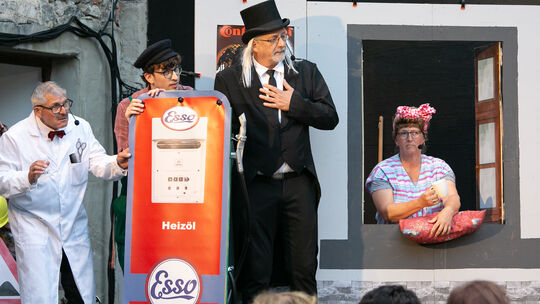 Als Gastpiel bei den Burgfestspielen nimmt eine Polcher Laienschauspieltruppe Mayner Originale mit viel Humor unter die Lupe.