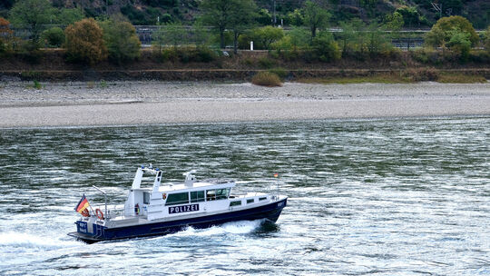 Die Boote der Wasserschutzpolizei können nur noch in der schmalen Fahrrinne operieren – hier bei St. Goar mit Kurs stromaufwärts