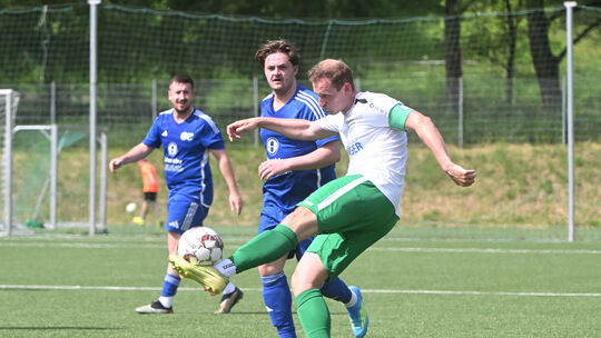 Oberwinters Kapitän Mirco Koll (vorn im Bezirksligaspiel der vergangenen Saison gegen die SG Westum) ist nach dem Abstieg dem Tu