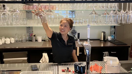 Angestellte Thu Hoang hinter der Bar im Restaurant „Koishi“