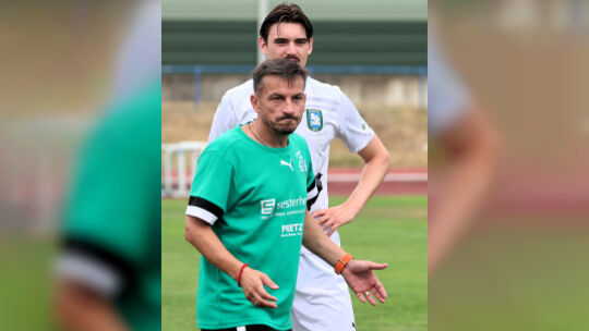 Eigentlich gab’s am ersten Spieltag überhaupt keinen Grund für Mülheims-Coach Nenad Lazarevic (vorne), skeptisch dreinzuschauen.