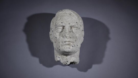 Wiederentdeckt nach mehr als 80 Jahren: Der Kopf einer 1940 entstandenen Figurengruppe von Carl Burger galt bislang als verschol Wiederentdeckt nach mehr als 80 Jahren: Der Kopf einer 1940 entstandenen Figurengruppe von Carl Burger galt bislang als verschol
