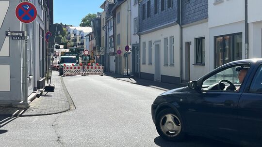 Kein Durchkommen: Seit Wochenbeginn landen immer wieder überraschte Autofahrer in der Baustellen-Sackgasse am Montabaurer Steinw