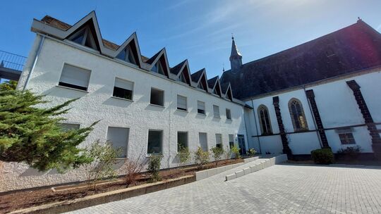 Im alten Klostergebäude (links) in Leutesdorf sind 30 Einzelzimmer für Wohnungslose des Johannes-Haw-Heims entstanden, dessen Tr