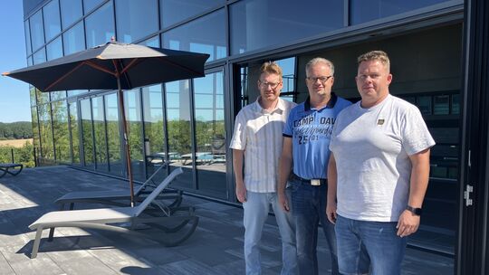 Nicolai Hees (Fachbereich Sport, Hallenbad ), Sascha Koch (Fachbereich Sport, Hallenbad) und Badleiter Christoph Weber (von link