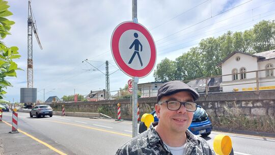 Markus Konitzer, Ortsbürgermeister von Leutesdorf, vor der Baustelle am Bahnhof. Um den Baukran (links) aufbauen zu können, hat