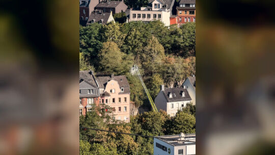 Löscheinsatz im Stadtteil Oberstein: Die Feuerwehr bekämpft den Vegetationsbrand effektiv vom Drehleiterkorb aus. Löscheinsatz im Stadtteil Oberstein: Die Feuerwehr bekämpft den Vegetationsbrand effektiv vom Drehleiterkorb aus.