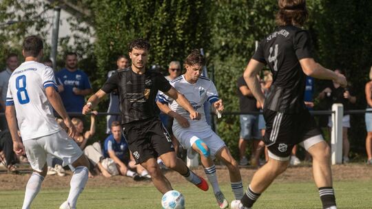 Die Nummer sechs ist Programm: Zugang Ezz Jalkama (schwarzes Trikot) hat sich direkt festgebissen im defensiven Mittelfeld der S