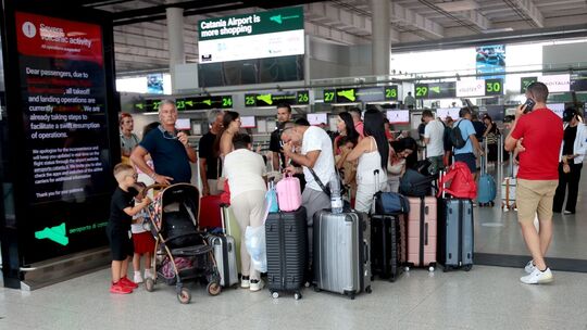 Lava-Spektakel, aber Reisechaos: Ätna legt Catania lahm