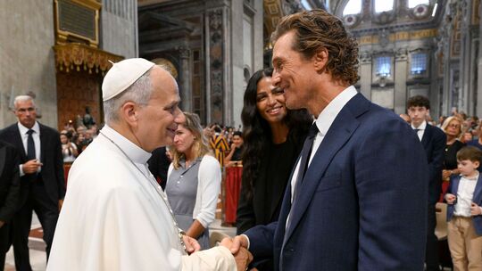 Papst Leo XIV. begrüßt und Matthew McConaughey