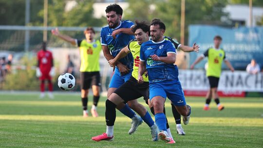 Der BSC Güls (blaue Trikots) und der FC Germania Metternich lieferten sich zum Auftakt in der Bezirksliga Mitte ein intensives D