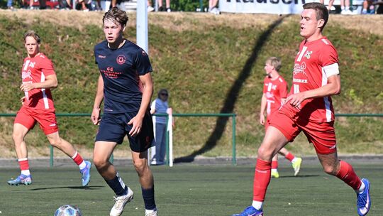 Malbergs Stürmer Justin Nagel (rotes Trikot, im Duell mit Jonathan Dötsch) hatte seine Mannschaft am vergangenen Wochenende gege