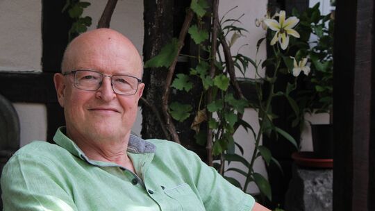 Der Physiotherapeut, Osteopath und Autor Jürgen Schäfer wird für sein Engagement mit der päpstlichen Medaille „Bene Merenti“ aus